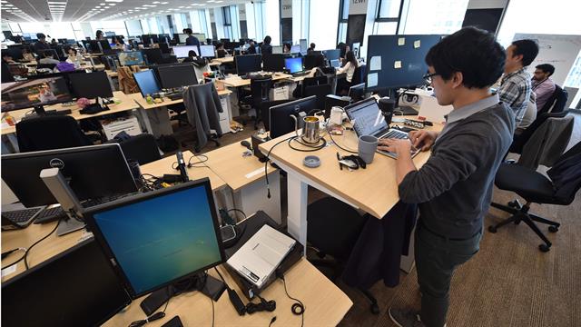 Empleados de la empresa japonesa de comercio electrónico y internet Rakuten mientras trabajan en su oficina en Tokio.
