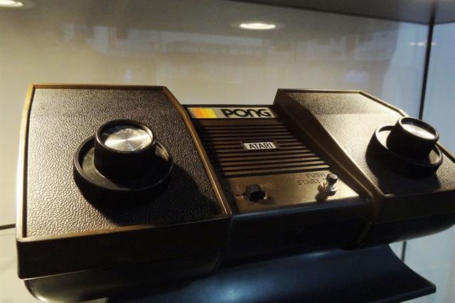 Uno de los antiguos modelos de consola de videojuegos de Atari exhibidos por el Museo de Informática