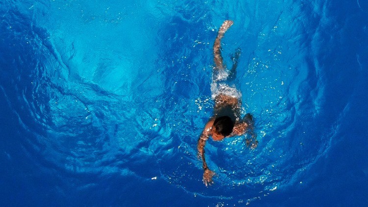 La foto de una piscina improvisada en un balcón provoca una ola de memes y críticas en la Red