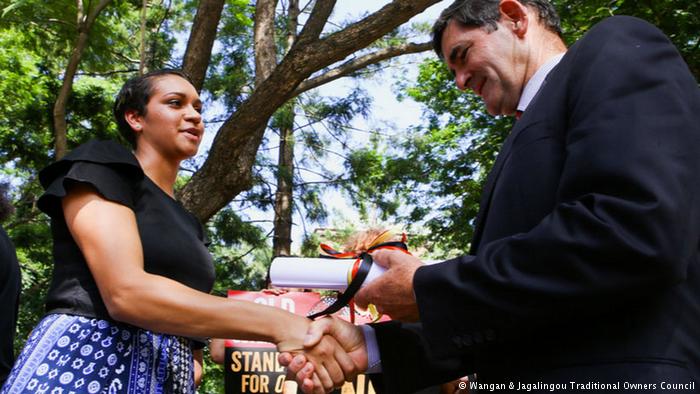 Murrawah Johnson entrega la “Declaración de Defensa del País” a Peter Wellington, Australia (Fuente: Consejo de Familia del pueblo indígena Wangan y Jagalingou (W&J))