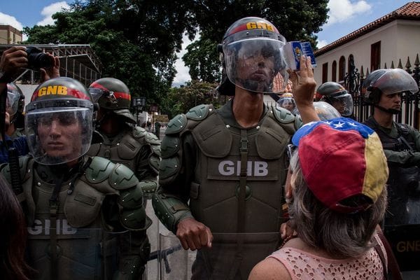 Manifestantes confrontan a agentes de la Guardia Nacional (EFE)