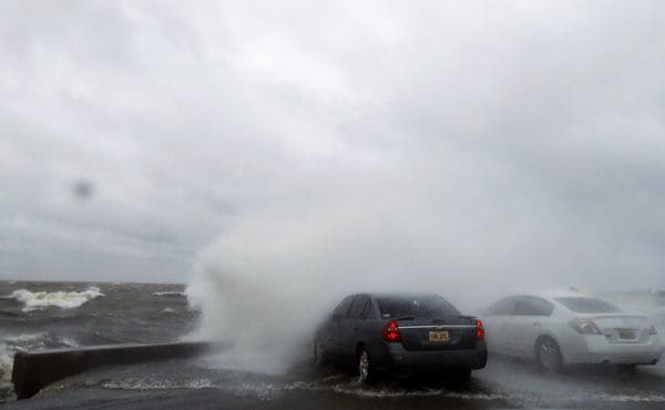 Residentes se acercaron a la orilla del lago Pontchartrain para observar el temporal, en Nueva Orleans (AP Photo/Gerald Herbert)