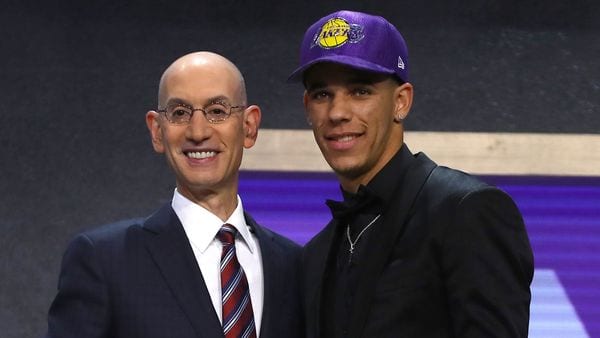 Adam Silver, comisionado de la NBA, junto a Lonzo Ball (Getty)