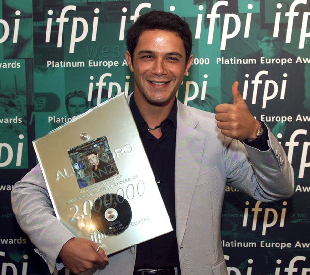 Alejandro Sanz, recogiendo uno de sus discos de platino.