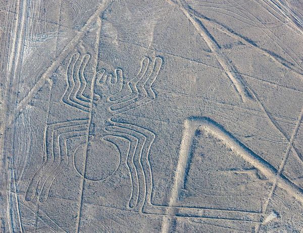 Una de las líneas de Nazca. Imagen vía WikiMedia Commons