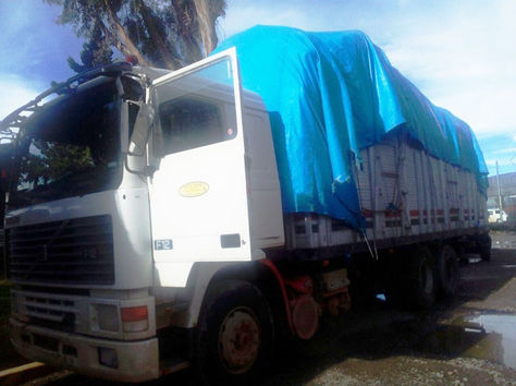 Uno de los camiones con contrabando incautados en Patacamaya.