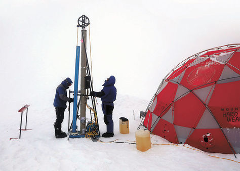 Estudio. Científicos de Ice Memory extraen bloques de hielo en la cima del nevado Illimani.