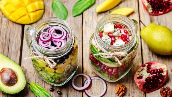 Ensaladas en jarra de vidrio permite que los nutrientes de las verduras se conserven por mucho más tiempo y evita que se contaminen de bisfenol, componente poco saludable del plástico (IStock)