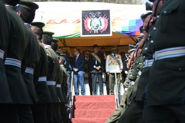 EL MINISTRO CARLOS ROMERO, EL PRESIDENTE EVO MORALES Y EL COMANDANTE DE LA POLICÍA BOLIVIANA, ABEL DE LA BARRA.