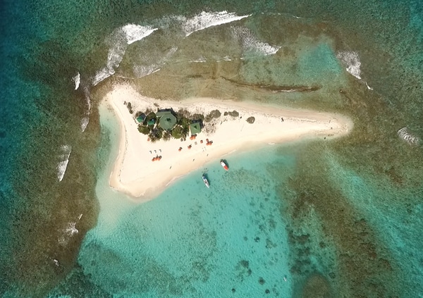 Vista aérea de Sandy Island con una playa 360 en el medio del Caribe