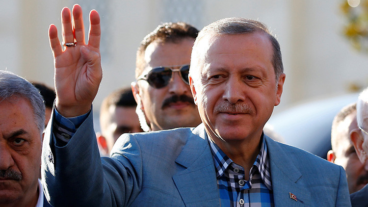 Erdogan pierde la conciencia durante las oraciones del fin del Ramadán