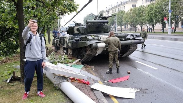 El tanque aparentemente perdió el control y derribó un arbol y un poste (auto.online.by)