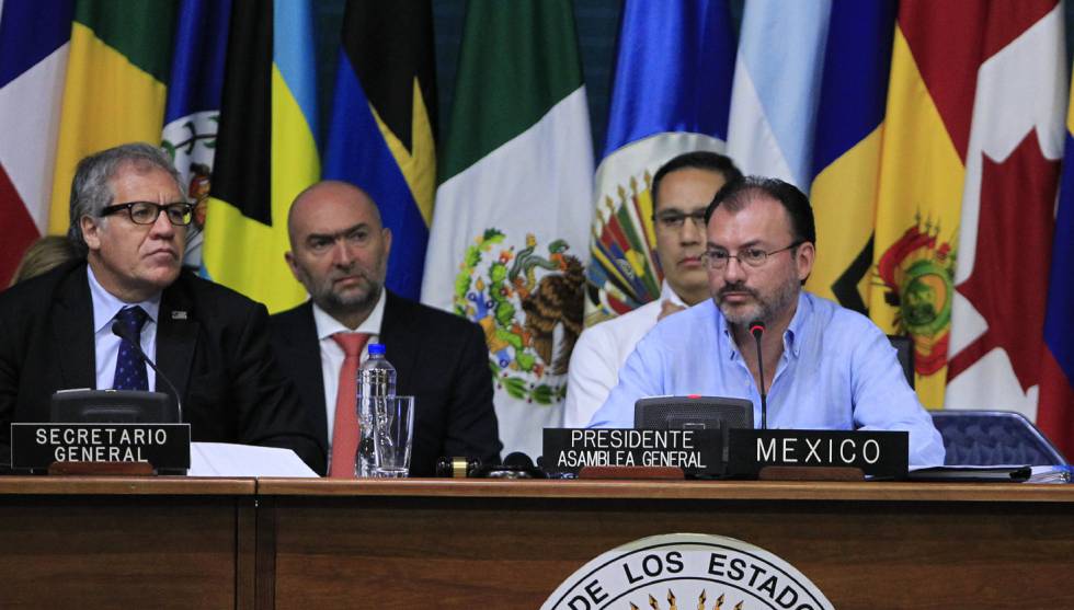 Luis Almagro, secretario general de la OEA y Luis Videgaray, canciller de México, durante la Asamblea General de Cancún.
