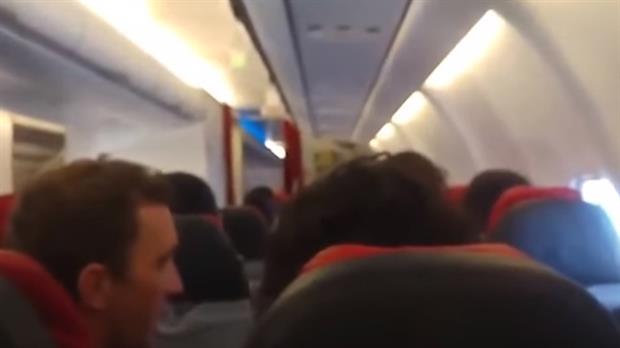 Las imágenes dentro del vuelo de AirAsia que se mueve como 