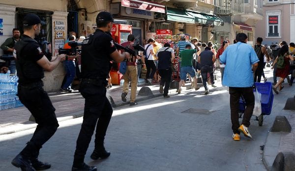 Los agentes evitaron que los activistas lleguen a la Plaza Taksim (Reuters)