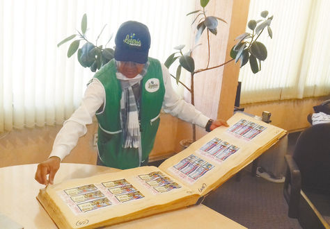 Un funcionario muestra los billetes premiados por la Lotería. Foto: Micaela Villa