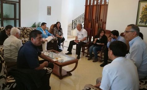El canciller Huanacuni, a la izquierda y abajo, en la reunión con autoridades de Cuba.