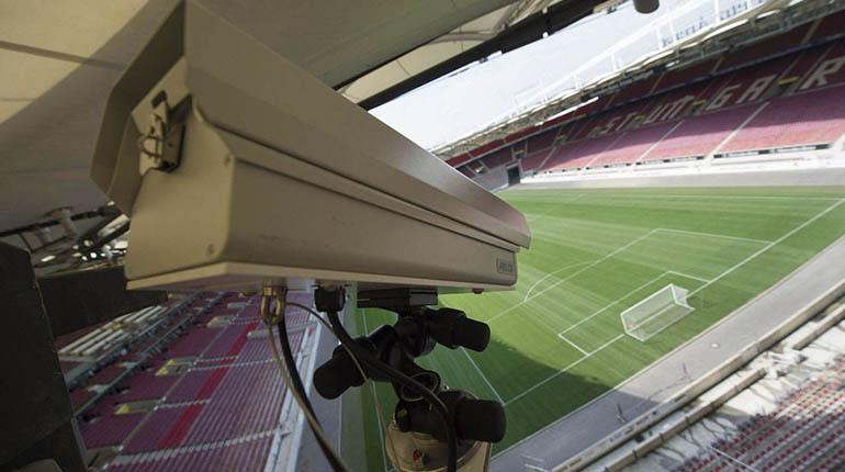 La revisión de las jugadas más polémicas mediante el VAR le permiten al árbitro tomar mejores decisiones. | ecestaticos.com