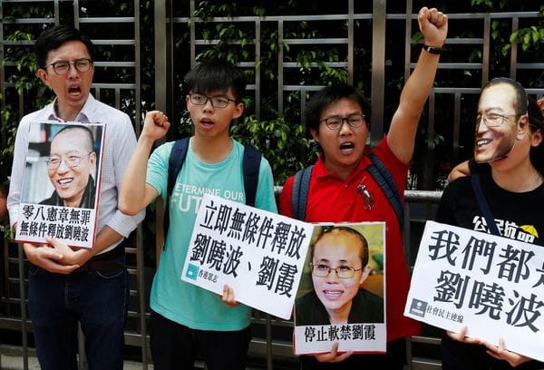 Fotos del premio Nobel Liu Xiaobo y su esposa Liu Xia durante una manifestación de disidentes en Hong Kong (Reuters)