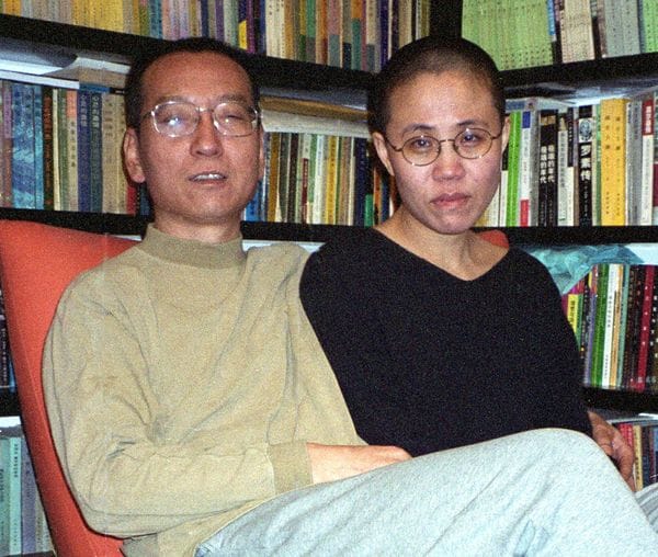 Liu Xiaobo y su esposa Liu Xia en una foto de 2002 (AFP)