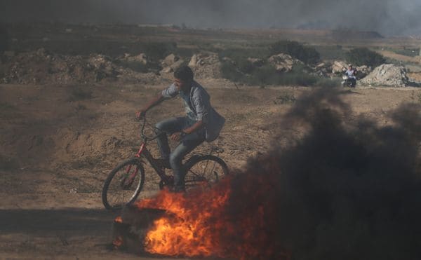 Un chico palestino entre la frontera entre la Franja de Gaza e Israel (Reuters)