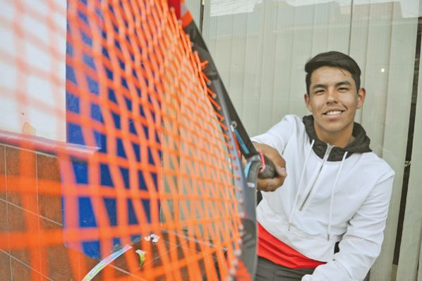 DIEGO PIÉROLA, DE 17 AÑOS, DESAFÍA A LAS CÁMARAS CON SU POTENTE RAQUETA. OSVALDO CHACÓN