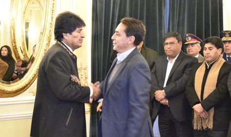 El presidente Evo Morales posesionó a Mario Guillén como ministro de Economía. Foto ABI