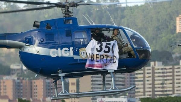 Pérez junto a los tripulantes del helicóptero mientras realizaban el sobrevuelo al Supremo y al Palacio de Miraflores.