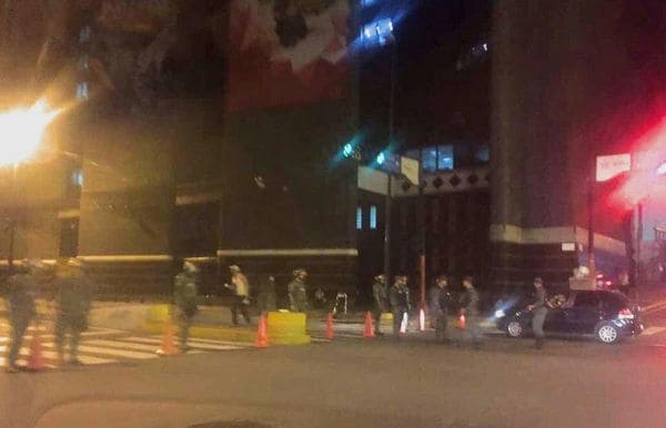 Maduro ordenó un fuerte despliegue militar alrededor del palacio presidencial tras los disparos del helicóptero en Caracas