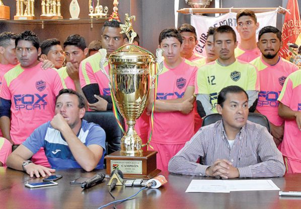 JAIME CORNEJO (D), JUNTO AL TÉCNICO Y LOS JUGADORES DEL CLUB AURORA. DICO SOLÍS