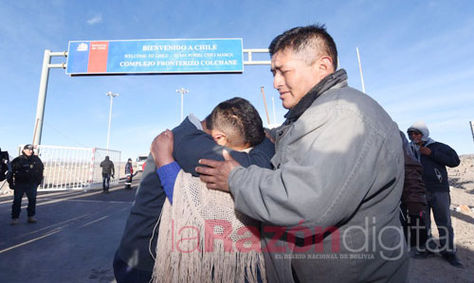 Uno de los bolivianos que estuvo detenido en Chile es recibido por sus familiares. 
