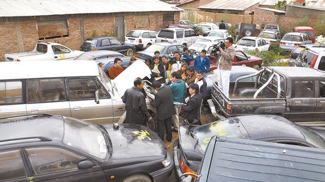Cochabamba. Funcionarios de Dircabi muestran a los periodistas los vehículos confiscados, en enero.