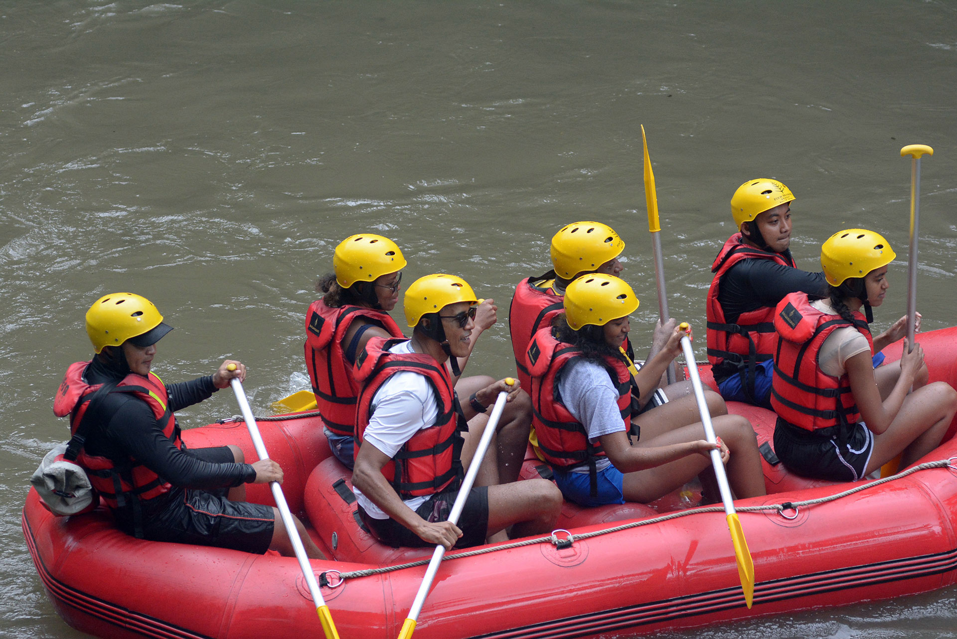 Barack, Michelle, Sasha y Malia hicieron rafting en la villa Bongkasa, en la isla de Bali (AFP)