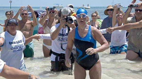 Diana Nyad, de 64 años, logró un gesto épico al cruzar nadando el estrecho de la Florida