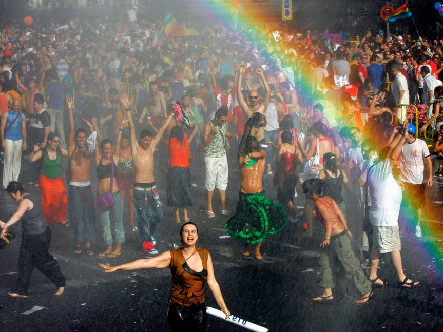 El agua lanzada sobre los manifestantes para sobrellevar el calor forma un arco iris durante las celebraciones del Orgullo Gay de 2005 en Madrid.