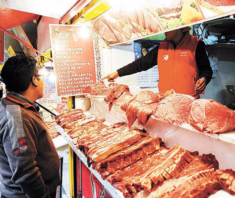 La Paz. Un vendedor al detalle expende carne en el mercado Lanza.