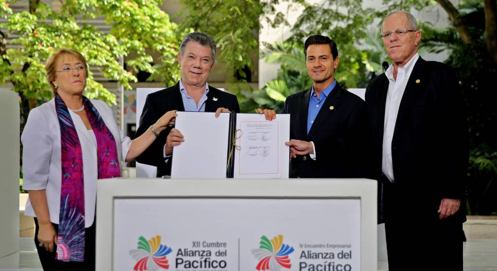 La presidenta de Chile, Michelle Bachelet, el de Colombia Juan Manuel Santos, el mexicano, Enrique Peña Nieto, y el peruano, Pedro Pablo Kuczynski, cierran la cumbre de la Alianza del Pacífico. 