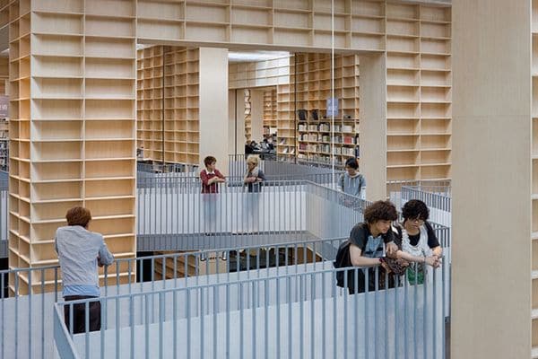 El ayuntamiento japonés de Musashino creó un espacio en la biblioteca dirigido exclusivamente para niños y adolescentes.