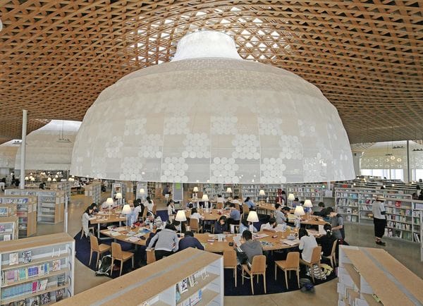 La zona de lectura de la biblioteca Chuo, en Gifu (Japón), con una espectacular estructura en forma de paraguas (Ryuzo Suzuki/The Yomiuri Shimbun)