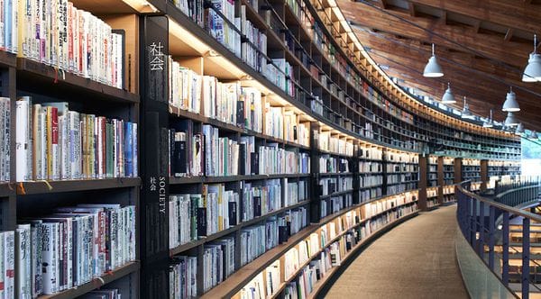 El ayuntamiento de Tagajo, en la Prefectura de Miyagi (Japón), abrió su nueva biblioteca y externalizó toda su operación a Tsutaya, una empresa especializada en libros, música y videos.