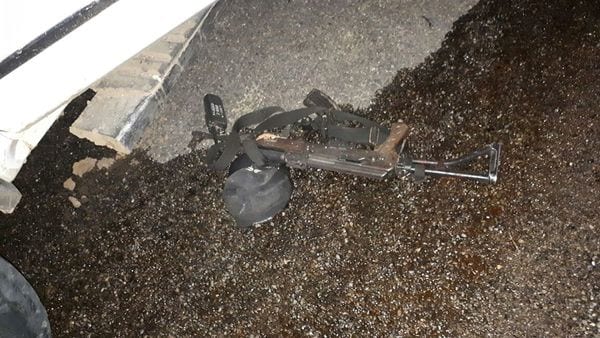 Fotografía cedida por la Fiscalía de Sinaloa que muestra una de las armas automáticas usada por un grupo armado que se enfrentó a agentes de seguridad este viernes en Mazatlán, estado de Sinaloa