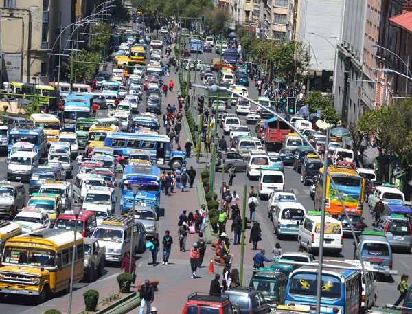 Las vías del centro son las más congestionadas de la ciudad de La Paz.