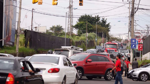 El caos se apoderó de las calles avenidas de San José de Costa Rica al dejar de funcionar los semáforos. 