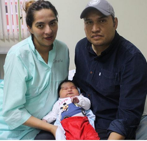 El bebé y sus padres. Foto: La Voz de Tarija