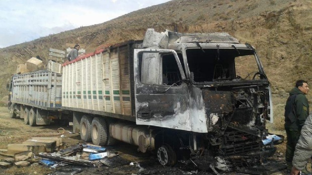 Contrabandistas incendian camión con mercadería tras ser sorprendidos por la Policía