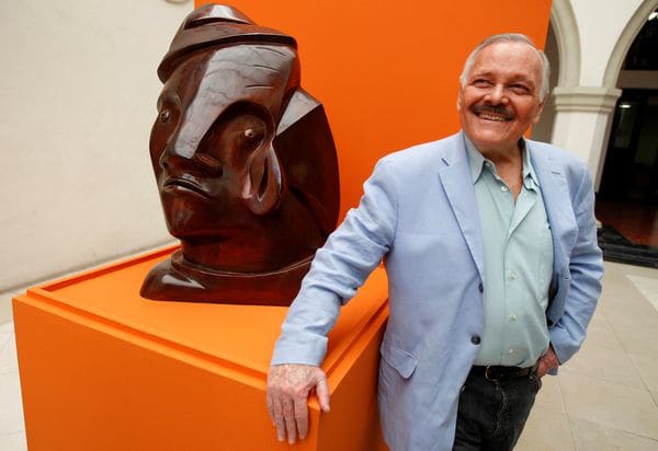 José Luis Cuevas junto a su escultura “Autoretrato 1995” en 2009 (Reuters)