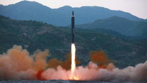 El misil Hwasong-12 lanzado durante otro ensayo de Corea del Norte (Reuters)