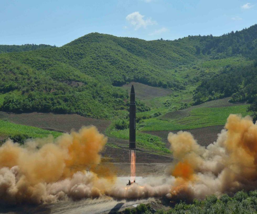 Despegue del misil balístico intercontinental Hwasong-14 en su despegue, en una imagen facilitada por dla Agencia Central de Noticias de Corea de Norte. 