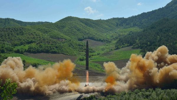 El misil balístico intercontinental Hwasong-14 lanzado este martes por el régimen de Pyongyang (Reuters)