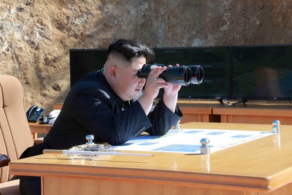 El dictador norcoreano observa el ensayo balístico en una foto difundida por la agencia oficial del régimen de Pyongyang (Reuters)